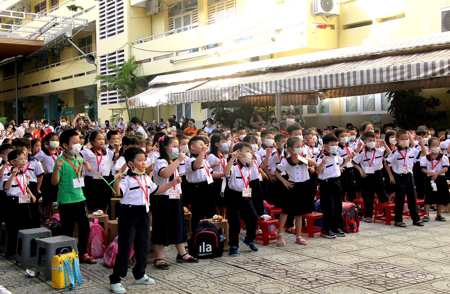 Học sinh vui vẻ, phấn khởi với những hoạt động đầu năm học mới (Ảnh: M.T)